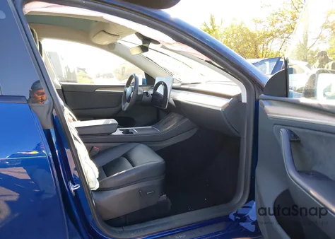 2024 Tesla Model Y Long Range Dual Motor All-Wheel Drive z USA, uszkodzony, nr VIN 7SAYGDEE0RA218402